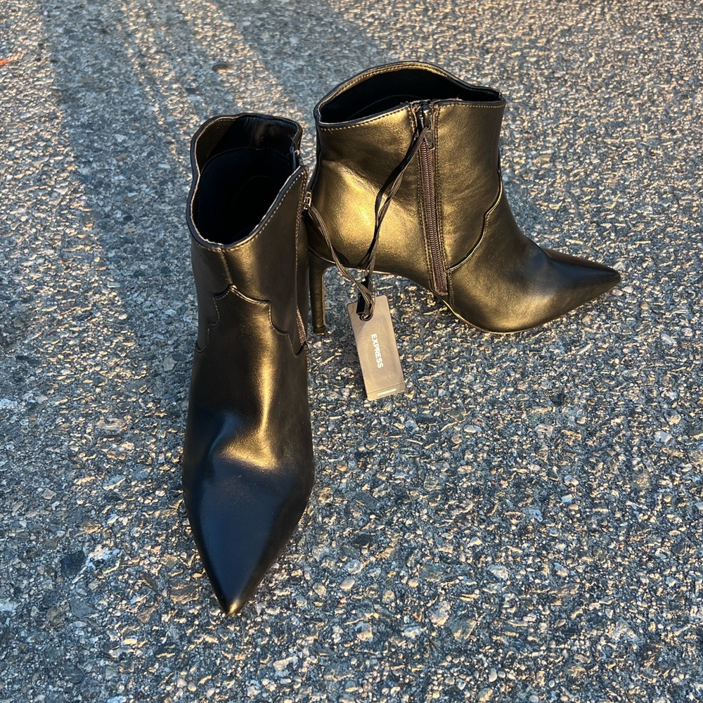 Black Classic NWT Chic Mothers Gift Modern Office Boots Sleek Minimalist Capsule